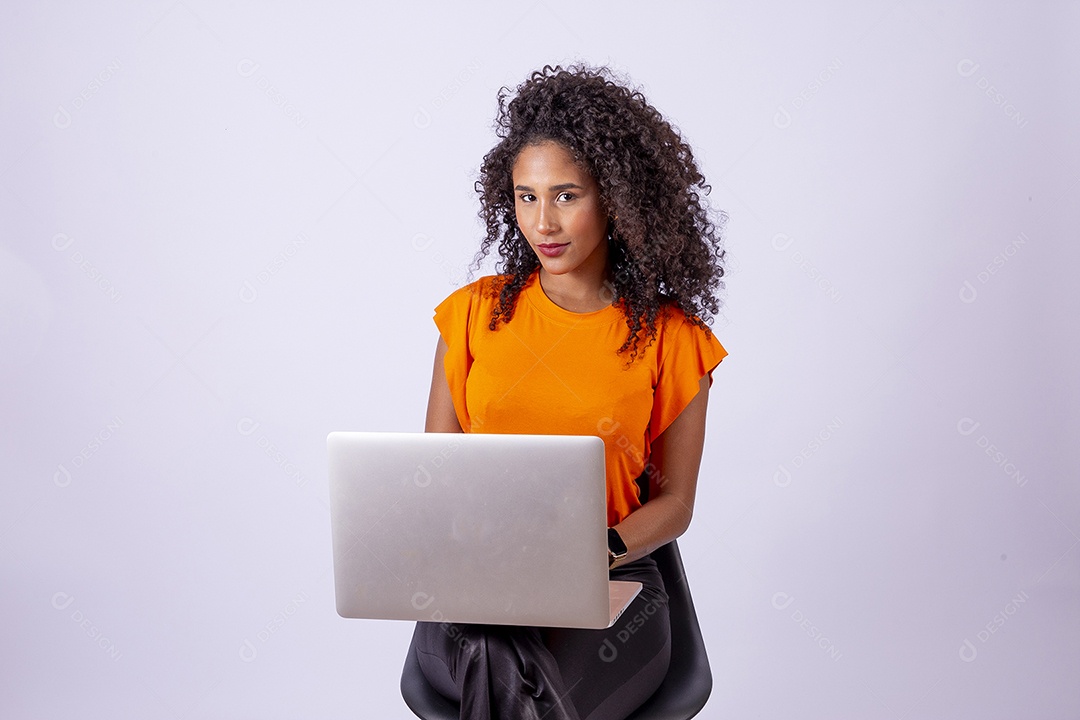 Retrato linda mulher de cabelos cacheados