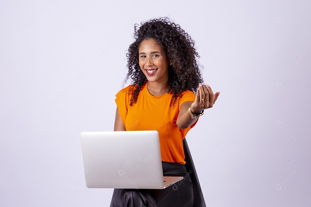 Retrato linda mulher de cabelos cacheados