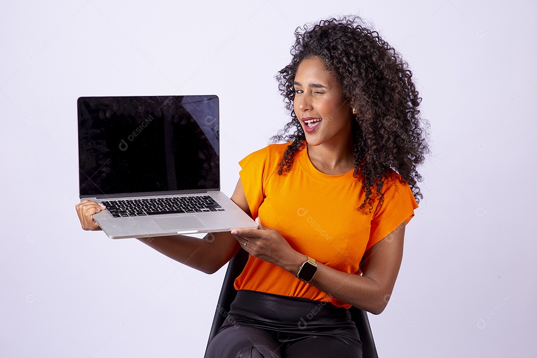 Retrato linda mulher de cabelos cacheados