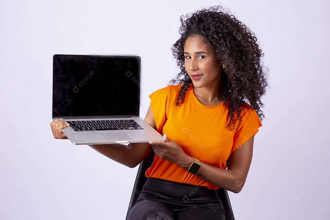 Retrato linda mulher de cabelos cacheados