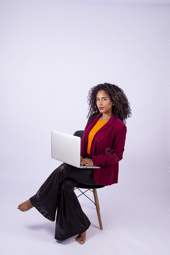 Retrato linda mulher de cabelos cacheados