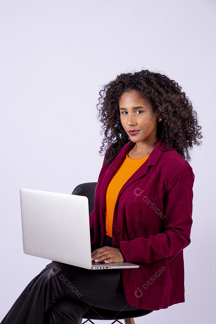 Retrato linda mulher de cabelos cacheados