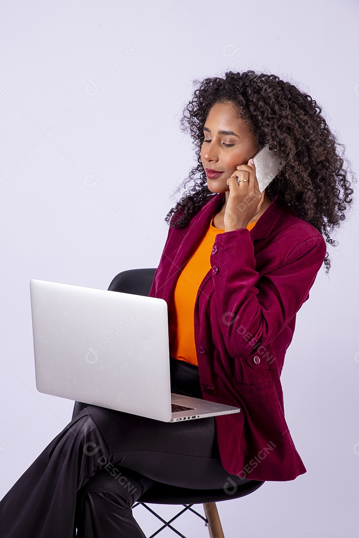 Retrato linda mulher de cabelos cacheados