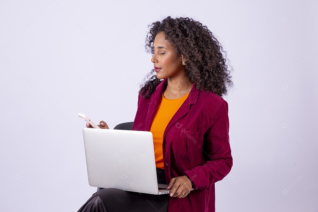 Retrato linda mulher de cabelos cacheados