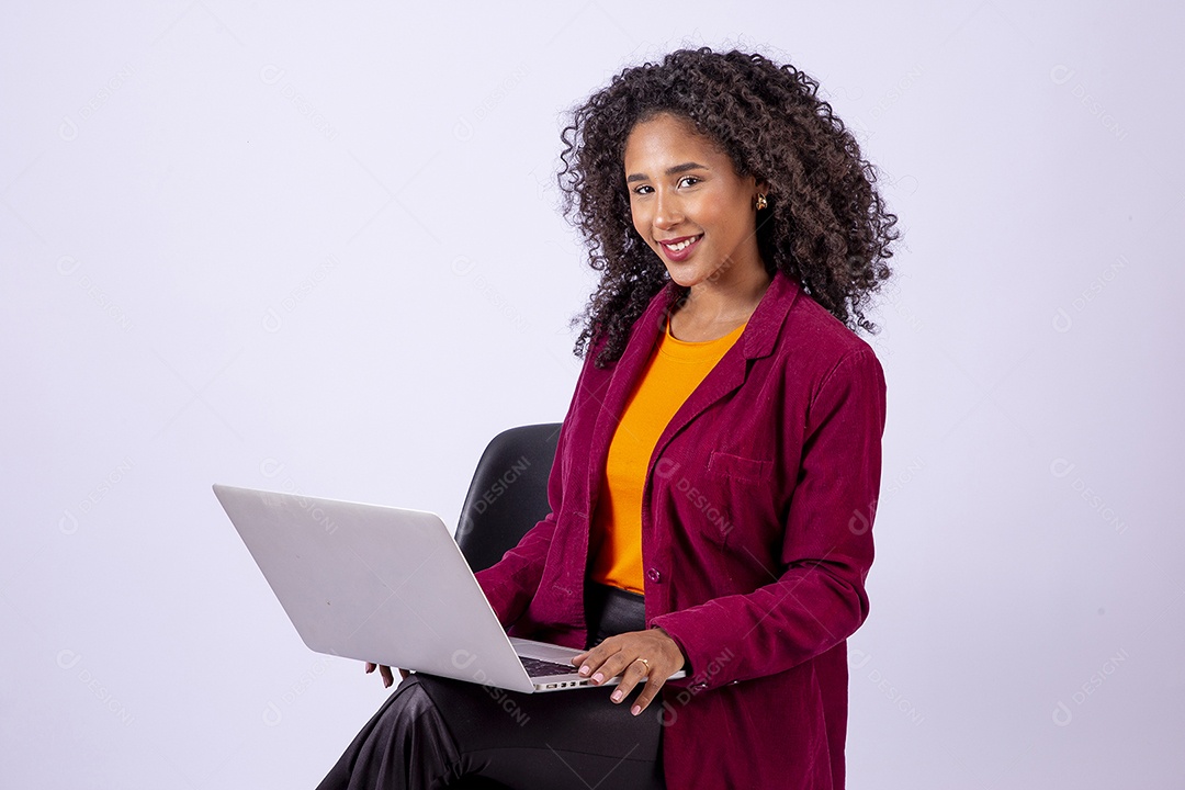 Retrato linda mulher de cabelos cacheados