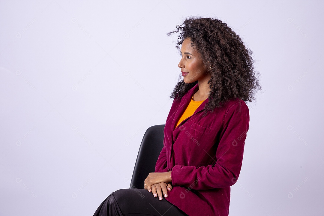 Retrato linda mulher de cabelos cacheados