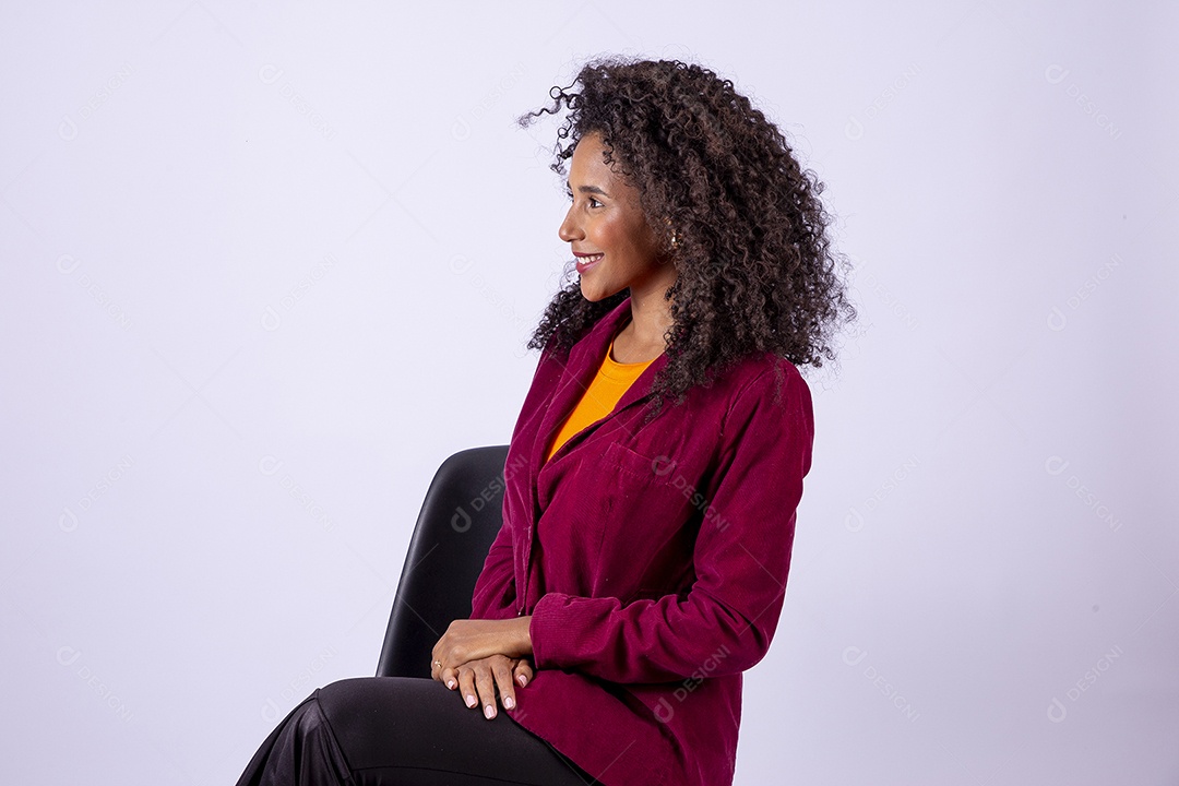 Retrato linda mulher de cabelos cacheados