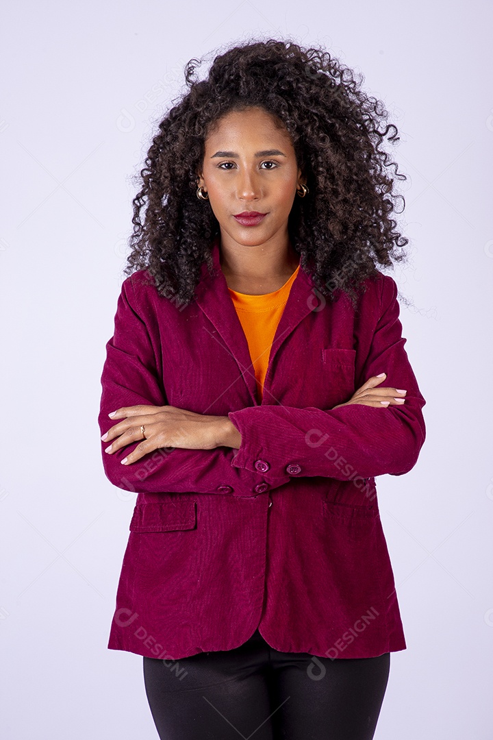 Retrato linda mulher de cabelos cacheados