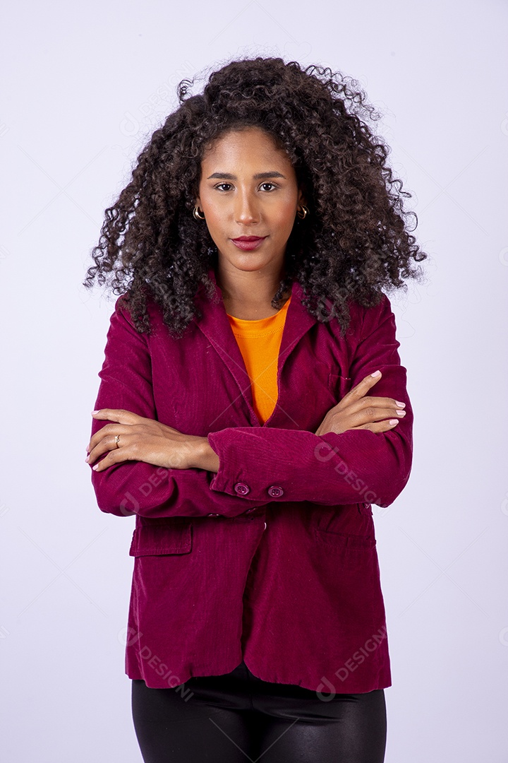 Retrato linda mulher de cabelos cacheados