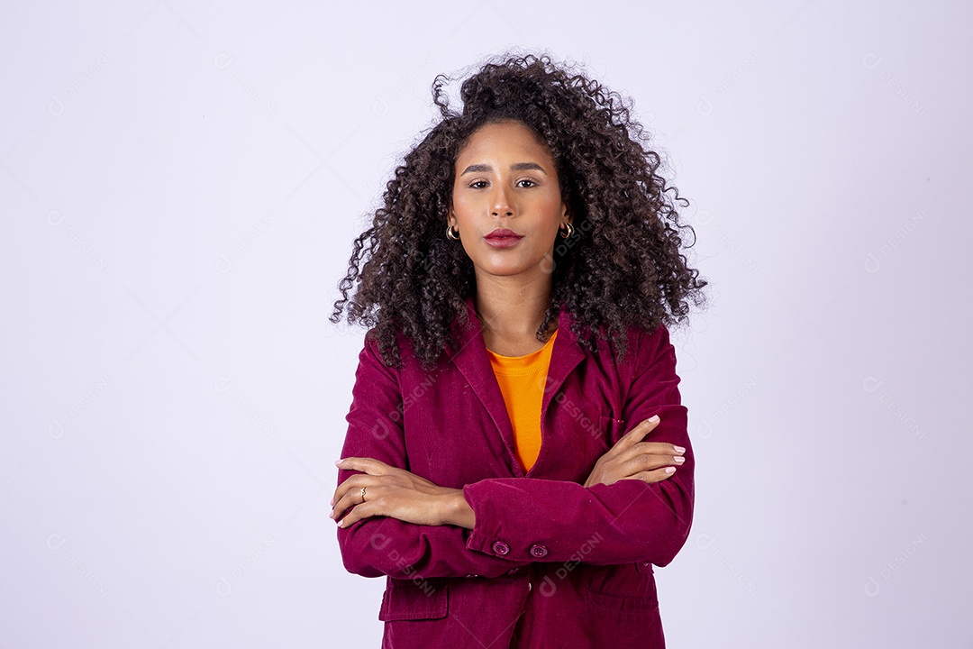 Retrato linda mulher de cabelos cacheados