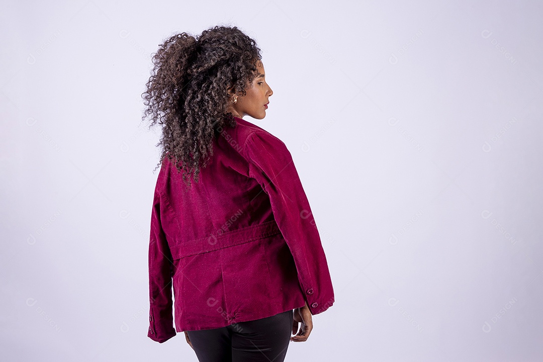 Linda mulher negra com cabelos cacheados em fundo branco