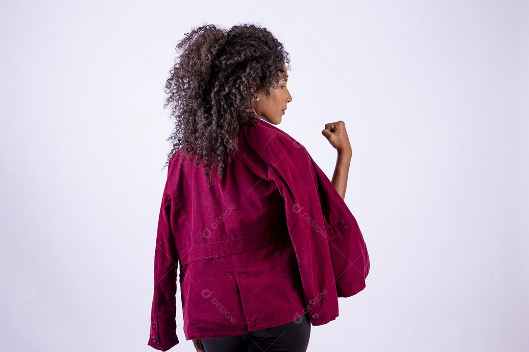 Linda mulher negra com cabelos cacheados em fundo branco