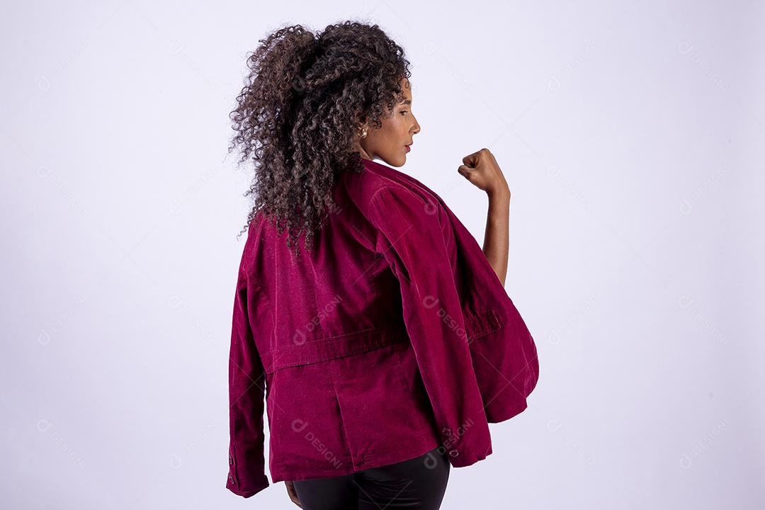 Linda mulher negra com cabelos cacheados em fundo branco