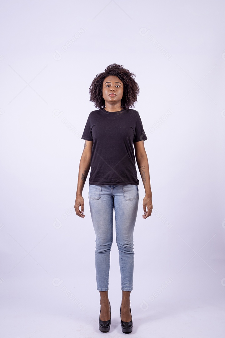 Linda mulher negra com cabelos cacheados em fundo branco