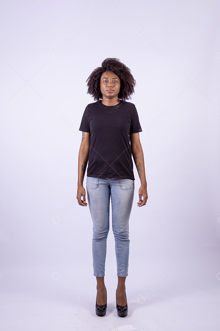 Linda mulher negra com cabelos cacheados em fundo branco