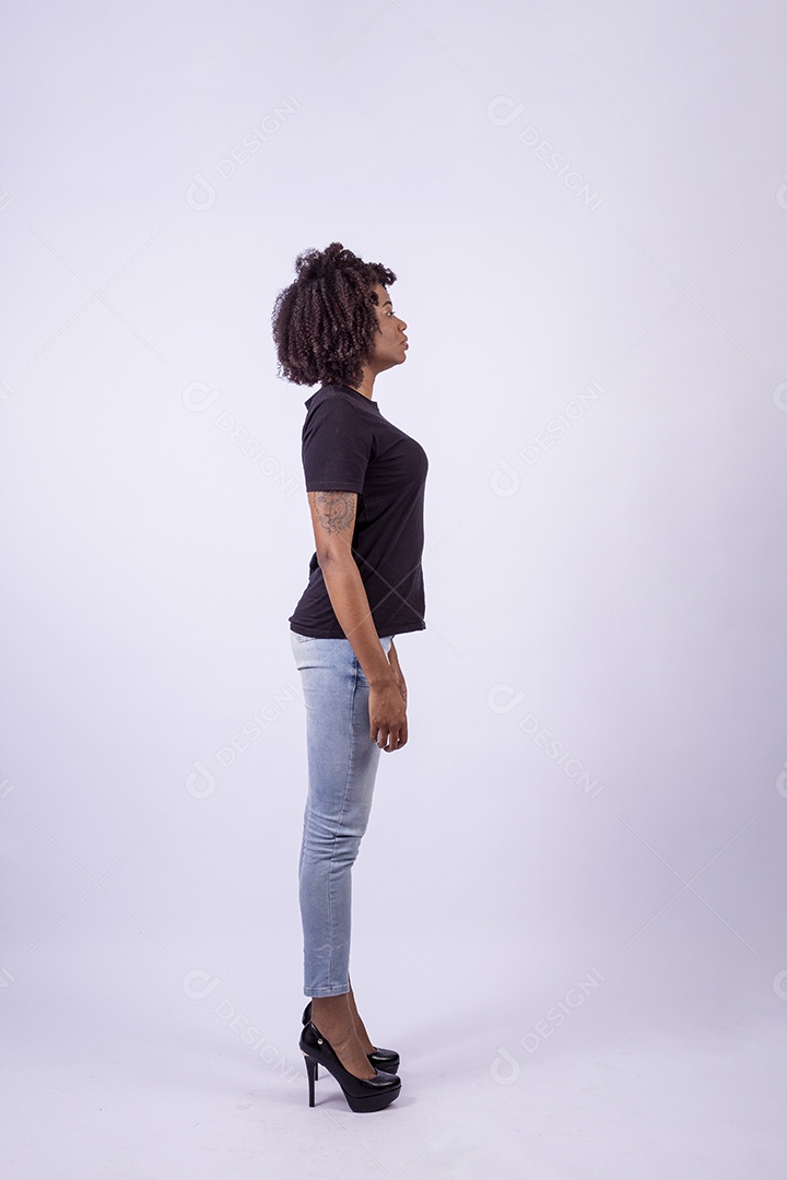 Retrato mulher negra com cabelos cacheados sorridente