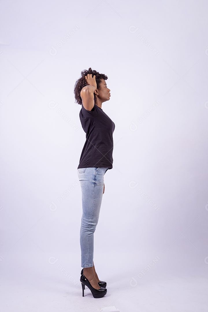 Retrato mulher negra com cabelos cacheados sorridente