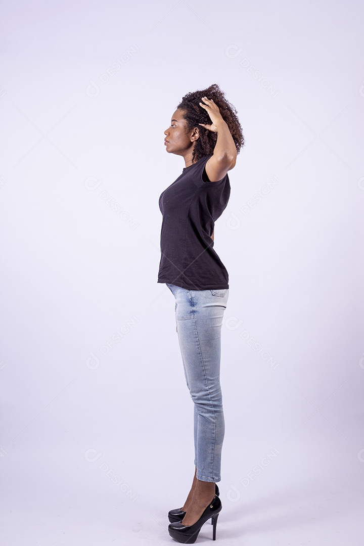 Retrato mulher negra com cabelos cacheados sorridente