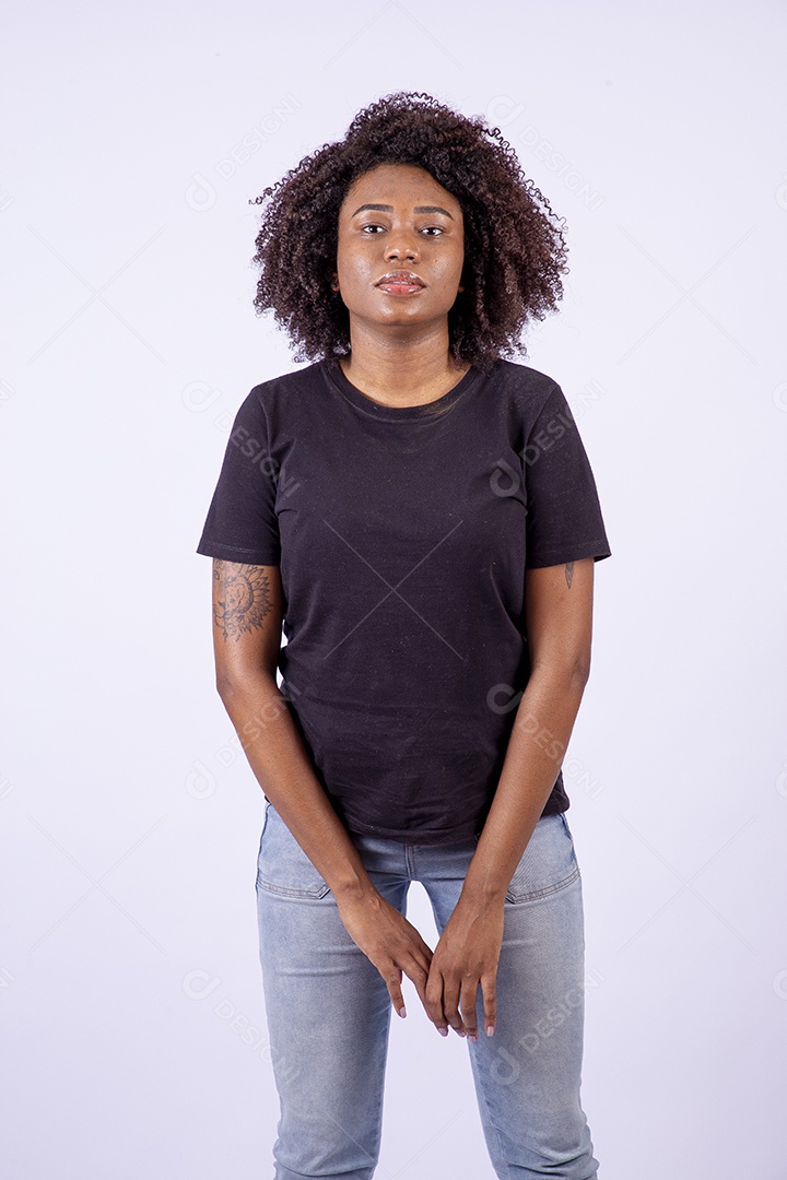 Retrato mulher negra com cabelos cacheados sorridente