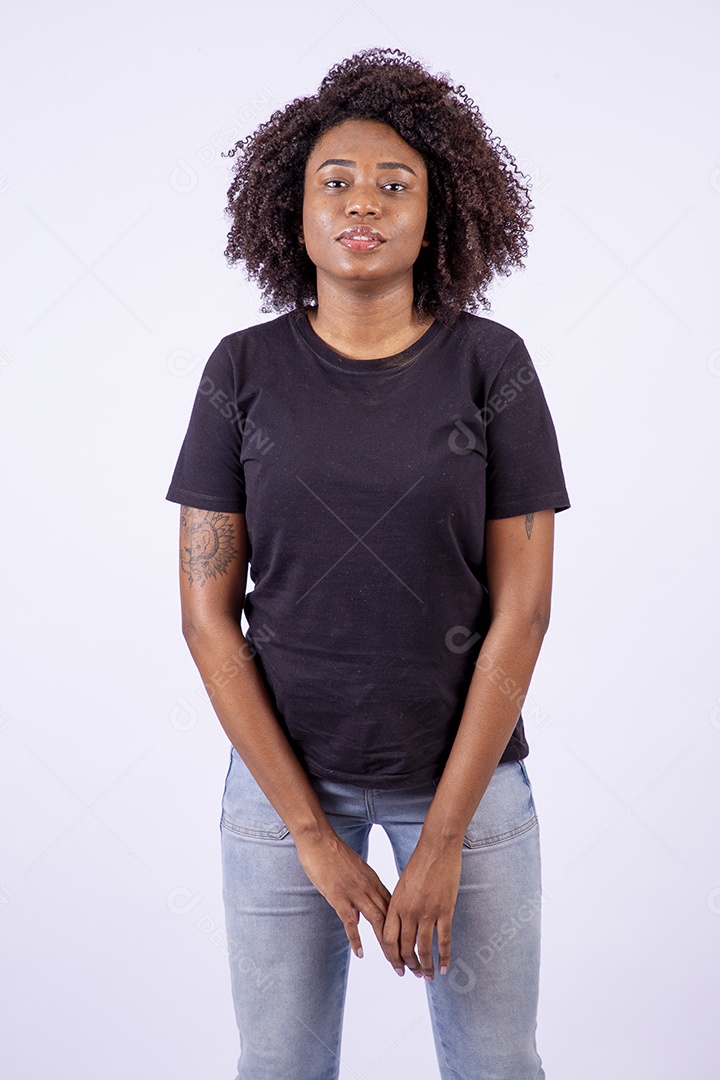 Retrato mulher negra com cabelos cacheados sorridente