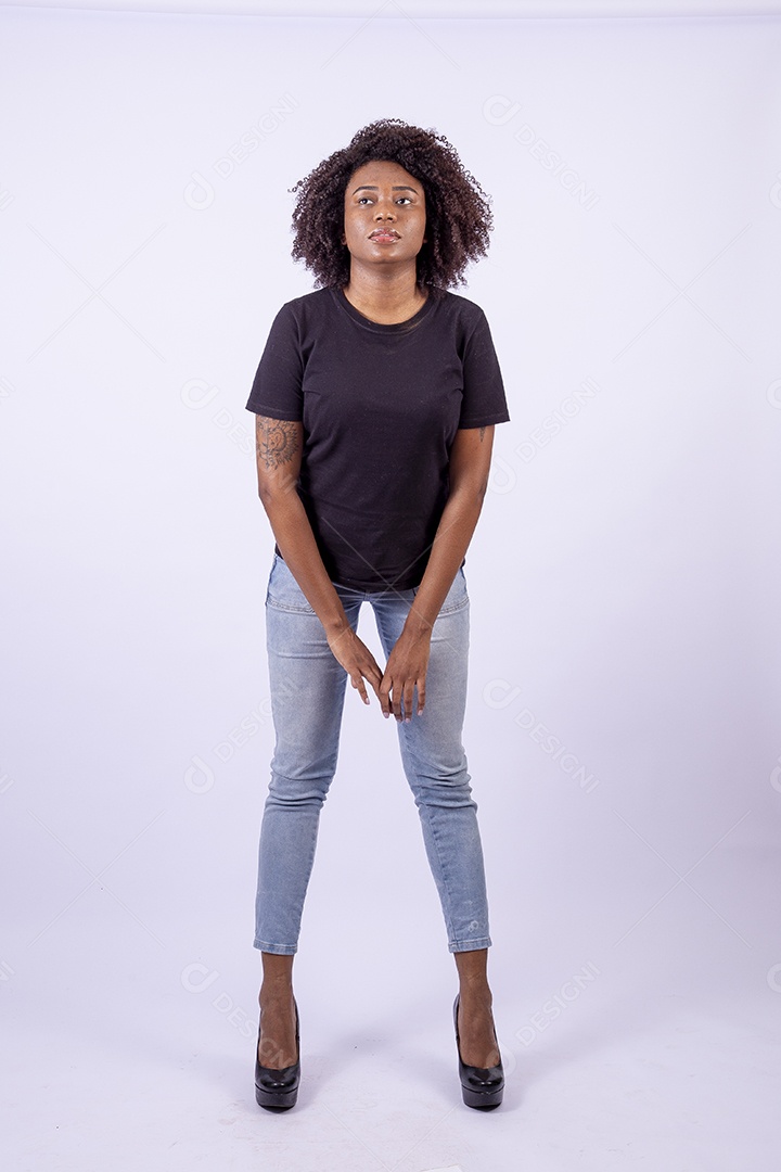 Retrato mulher negra com cabelos cacheados sorridente