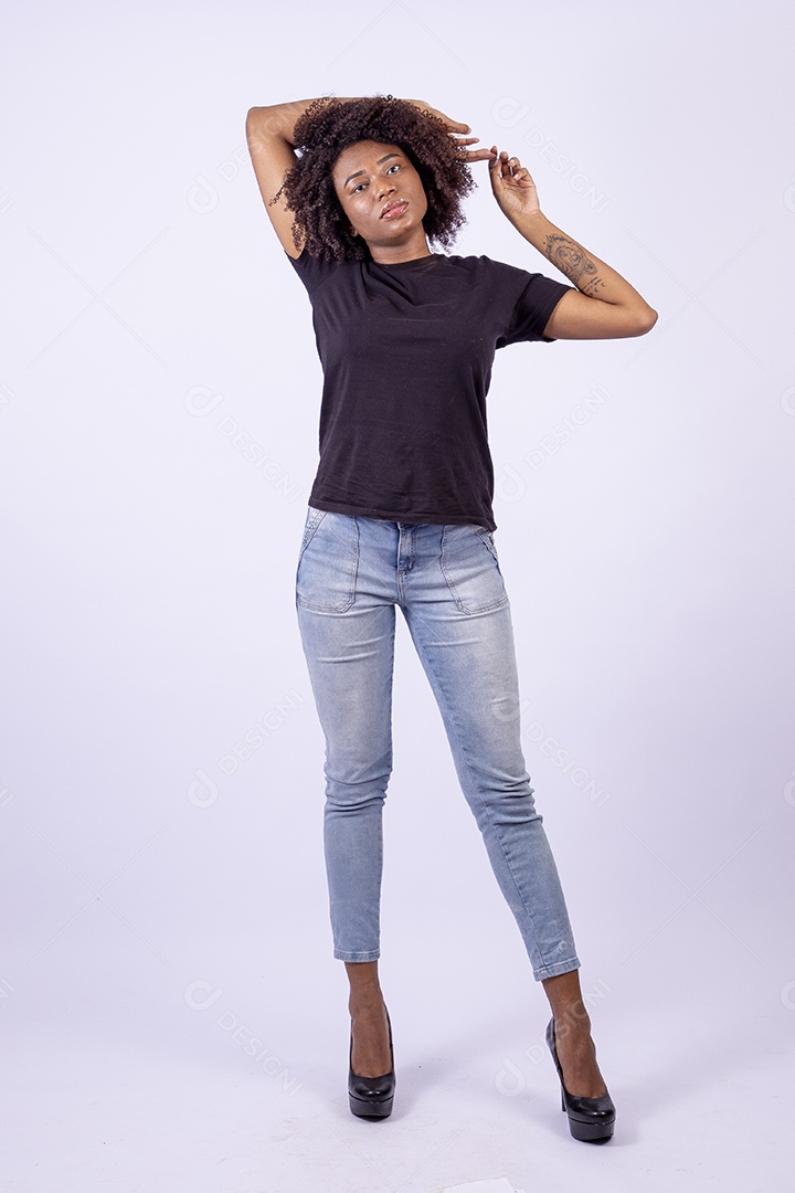 Retrato mulher negra com cabelos cacheados sorridente