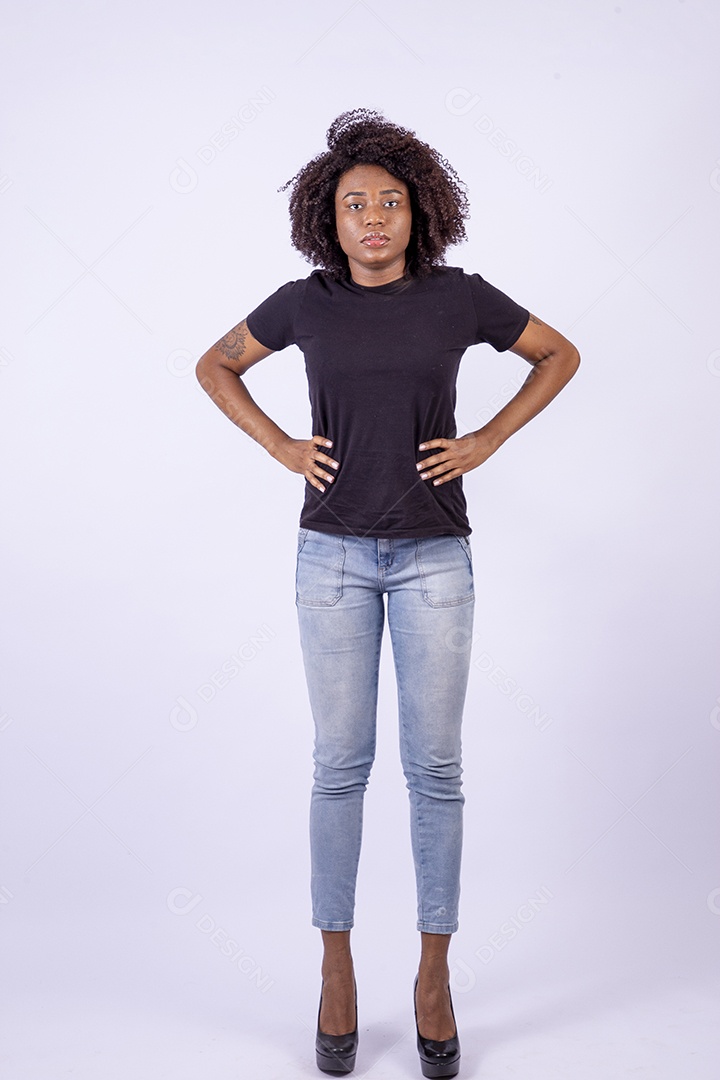 Retrato mulher negra com cabelos cacheados sorridente