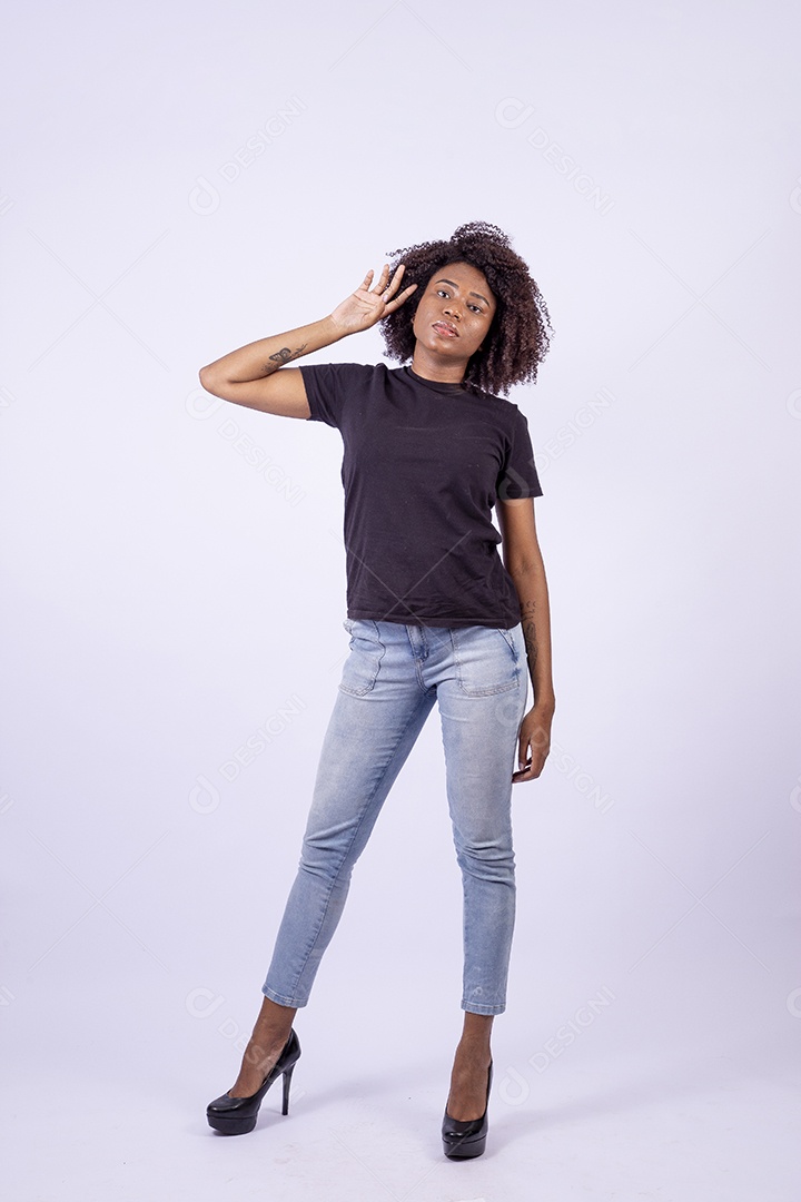 Retrato mulher negra com cabelos cacheados sorridente