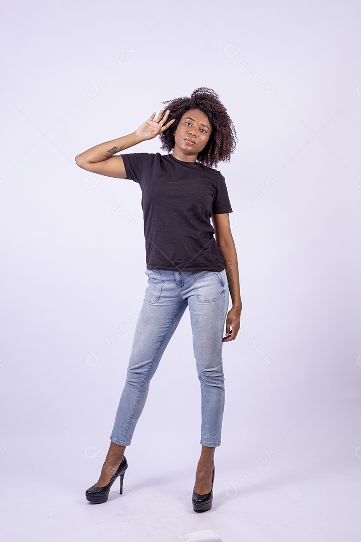 Retrato mulher negra com cabelos cacheados sorridente