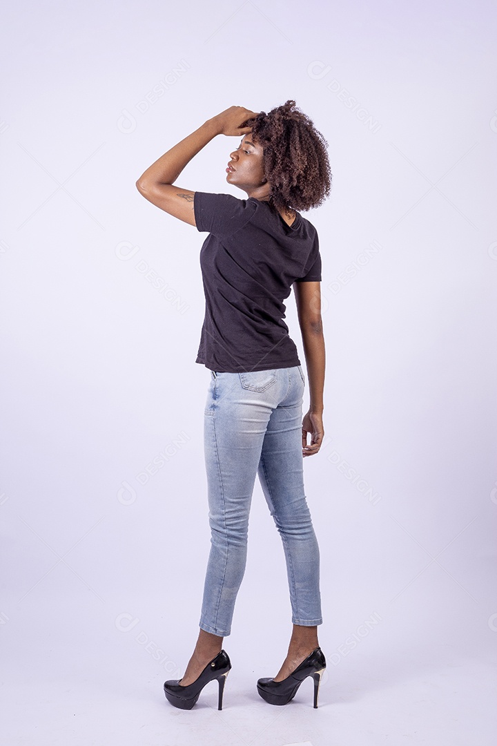 Retrato mulher negra com cabelos cacheados sorridente