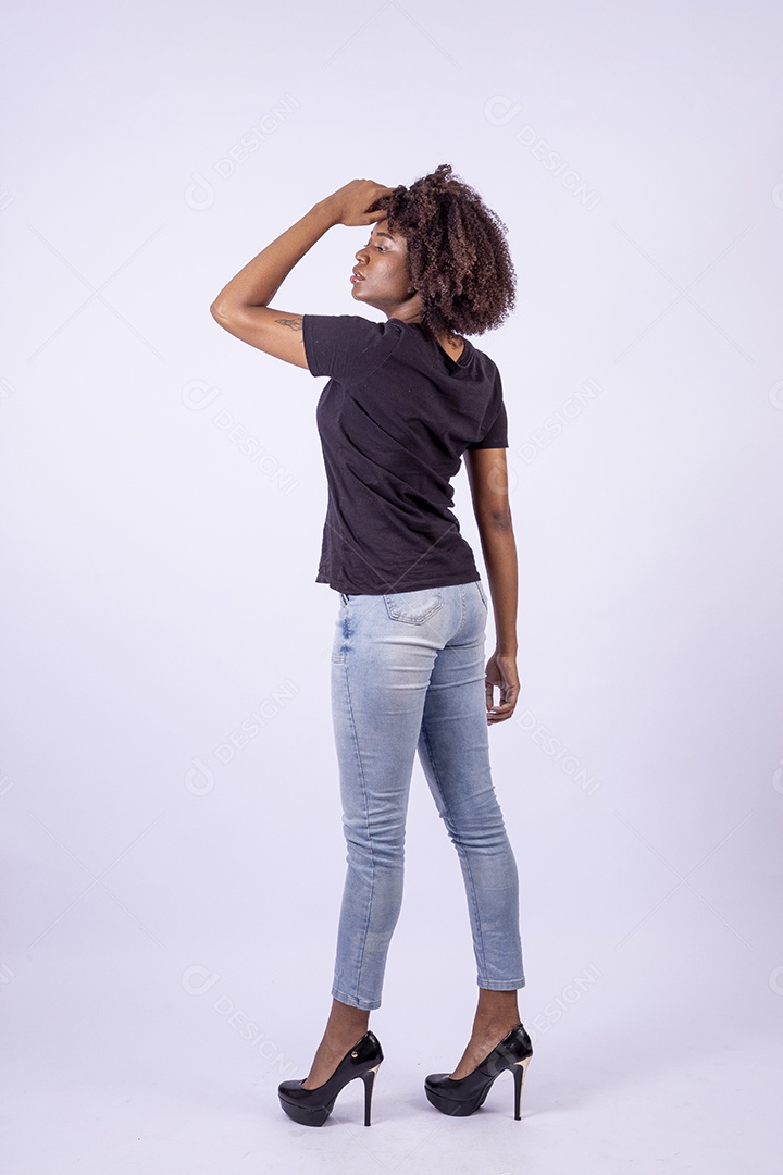 Retrato mulher negra com cabelos cacheados sorridente