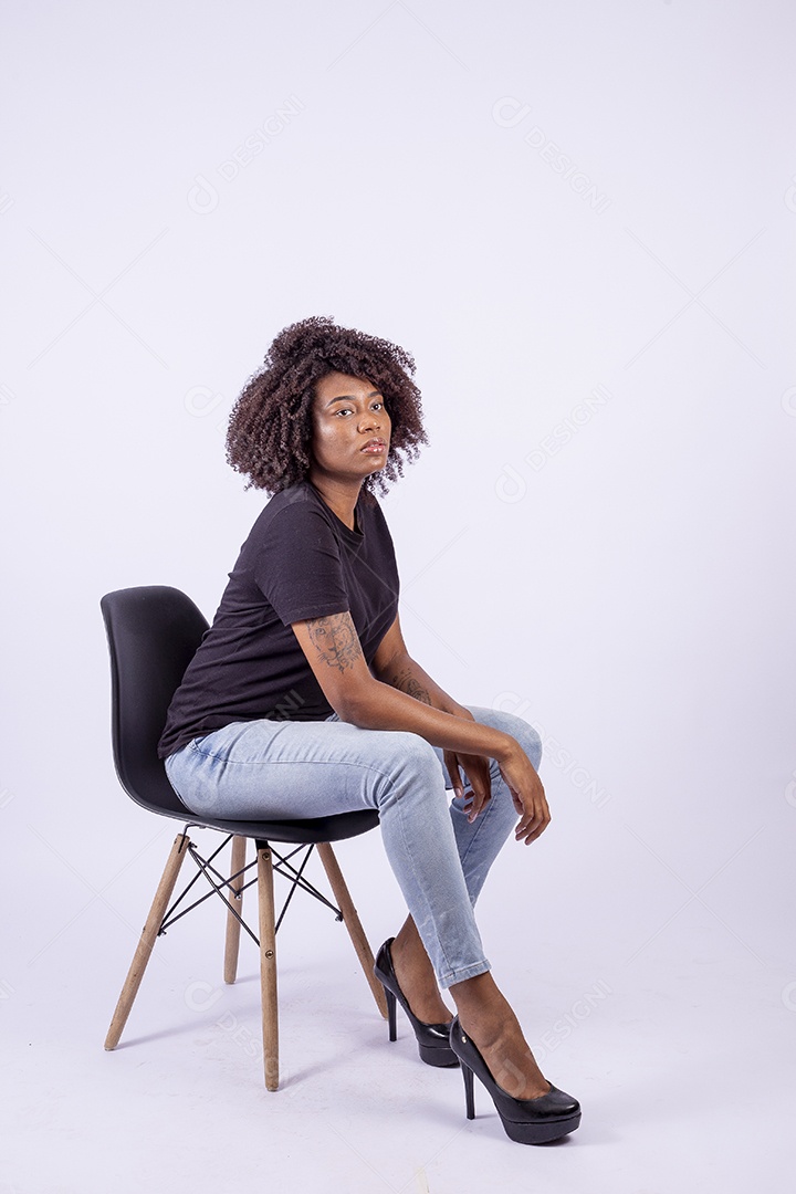 Retrato mulher negra com cabelos cacheados sorridente