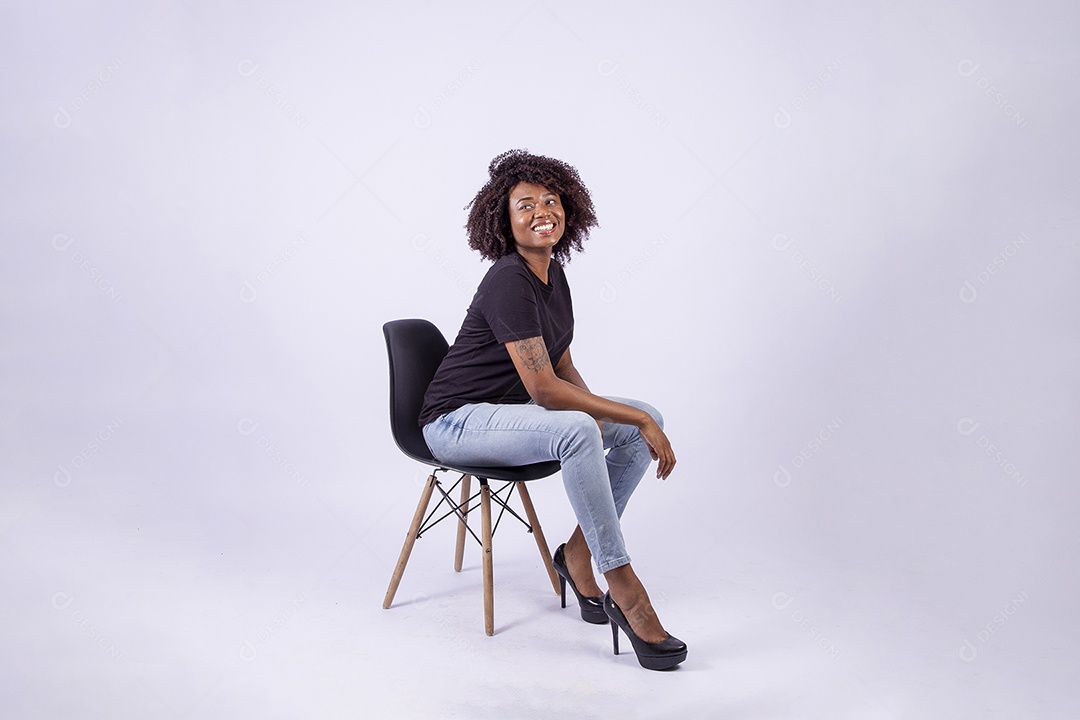 Retrato mulher negra com cabelos cacheados sorridente