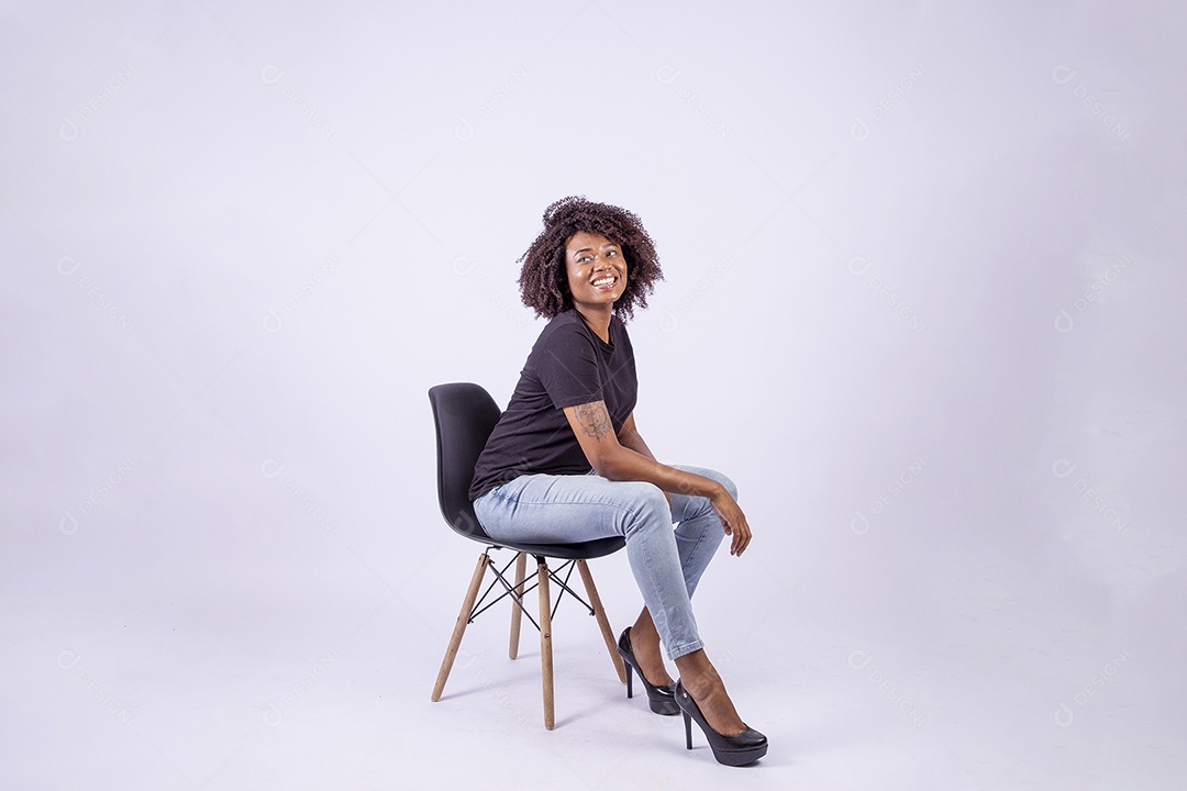 Retrato mulher negra com cabelos cacheados sorridente