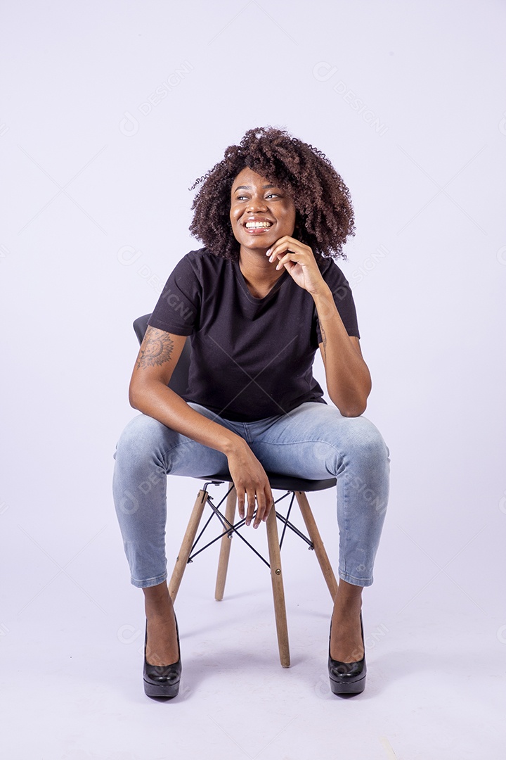 Retrato mulher negra com cabelos cacheados sorridente