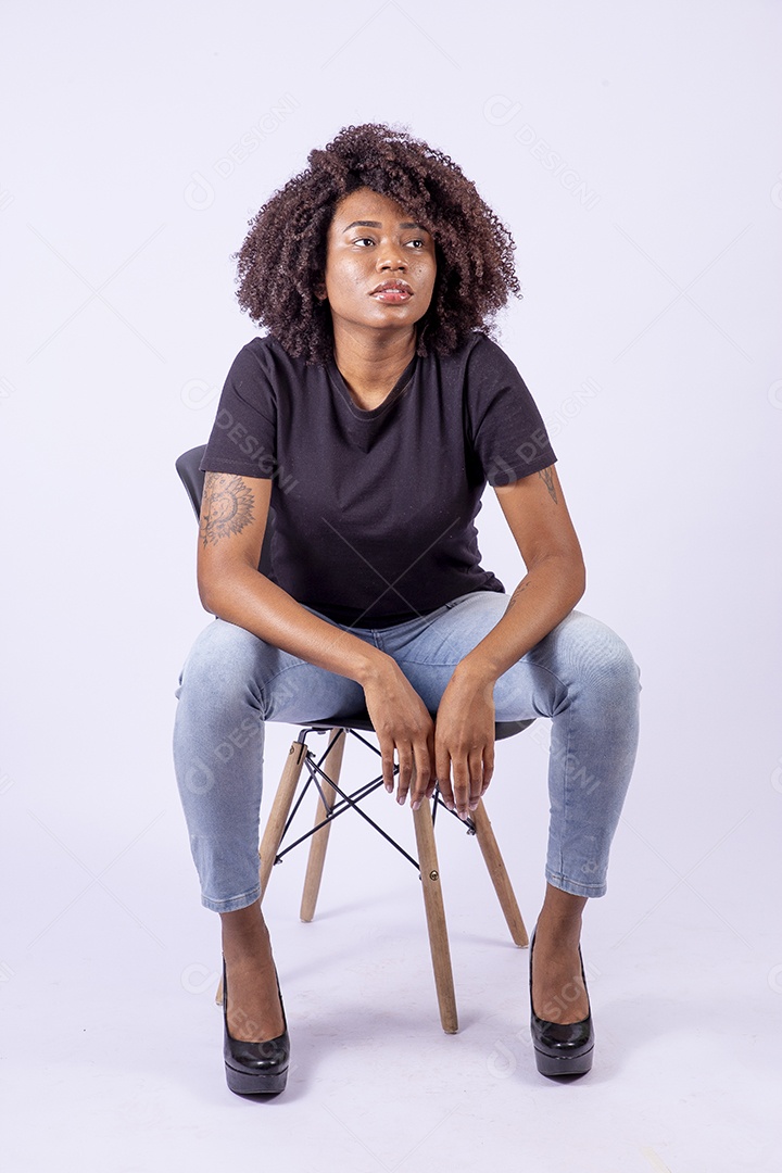 Retrato mulher negra com cabelos cacheados sorridente