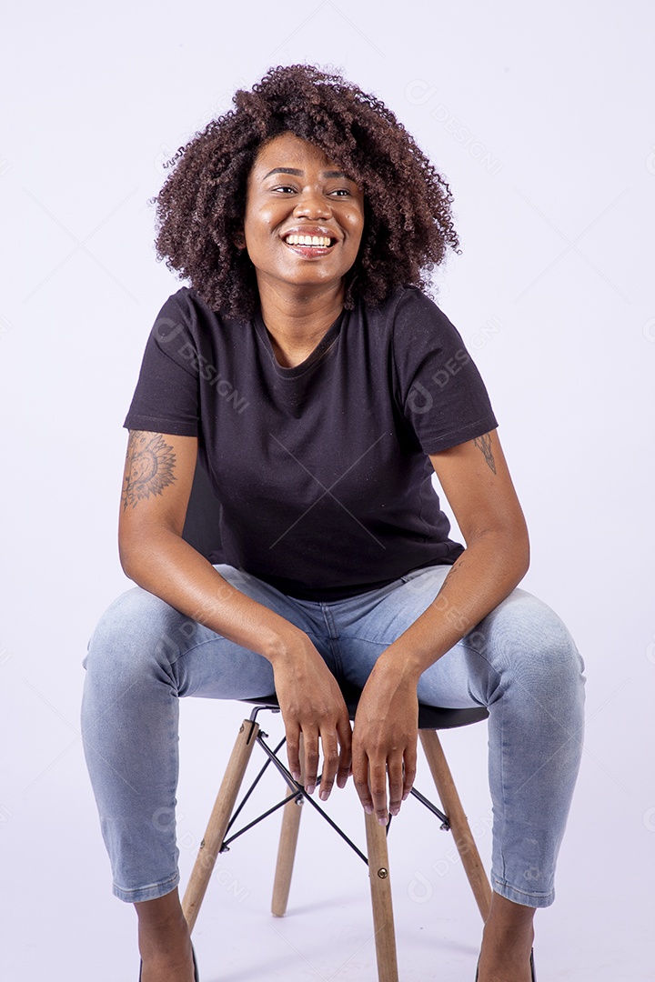 Retrato mulher negra com cabelos cacheados sorridente