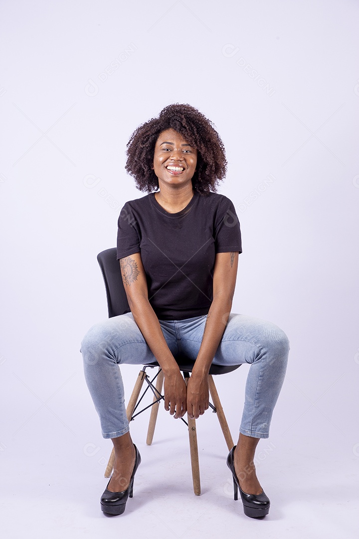 Retrato mulher negra com cabelos cacheados sorridente