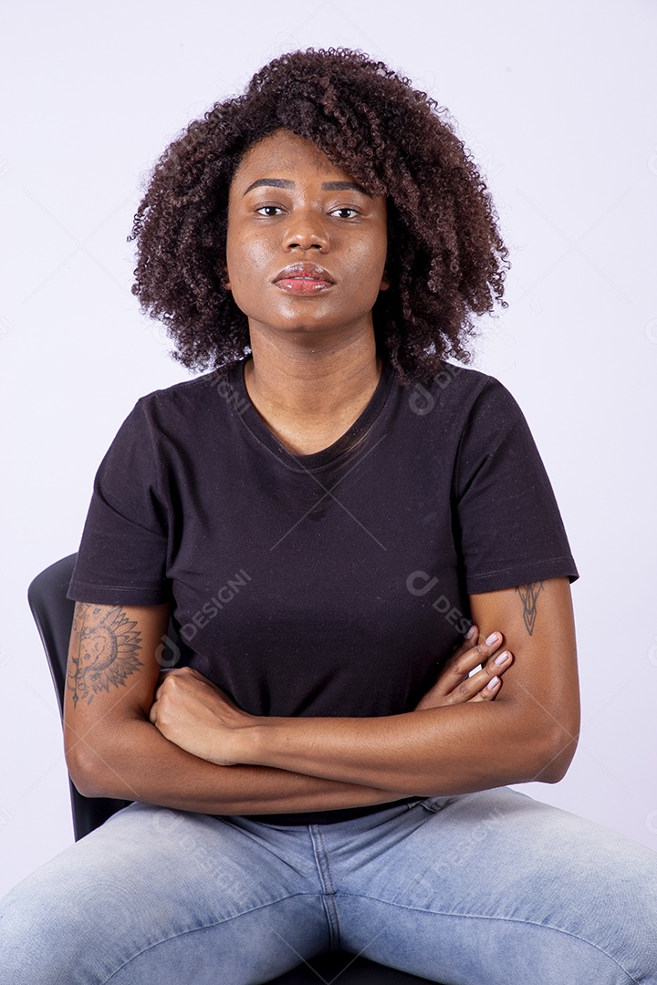 Retrato mulher negra com cabelos cacheados sorridente