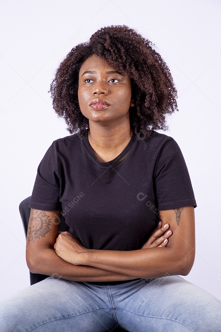 Retrato mulher negra com cabelos cacheados sorridente