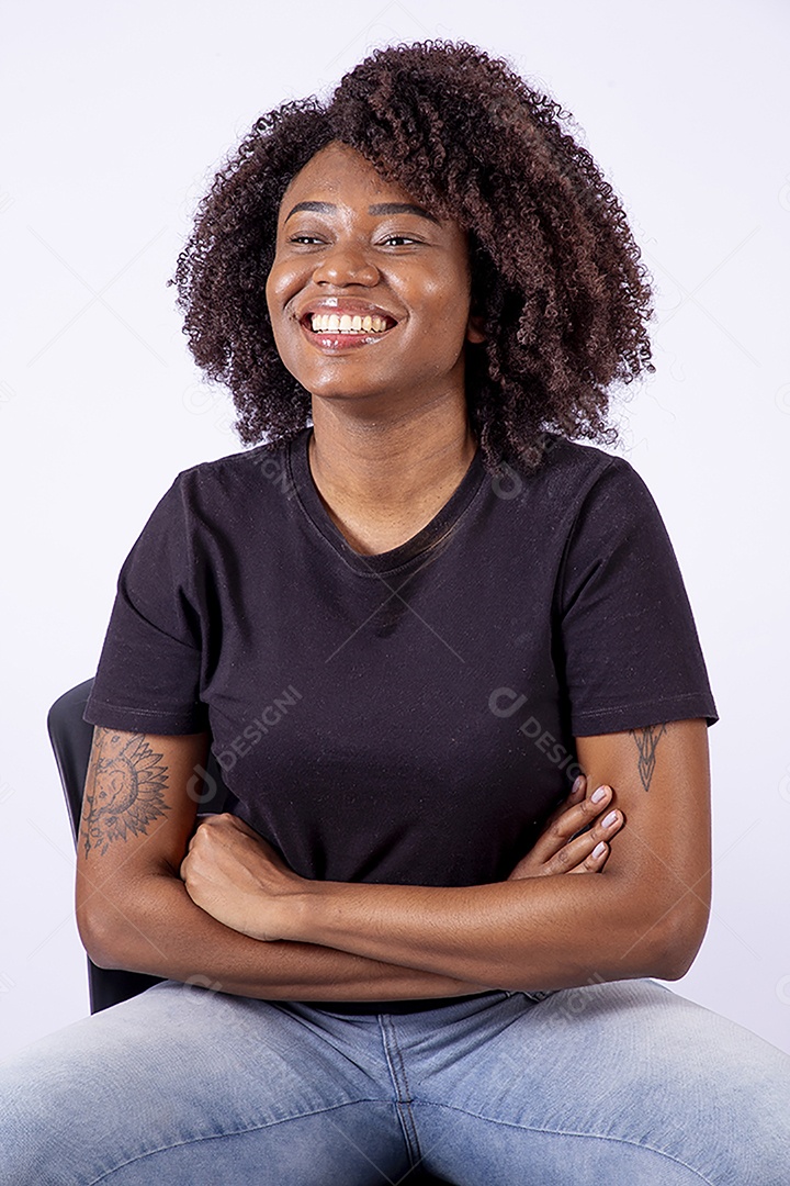 Retrato mulher negra com cabelos cacheados sorridente