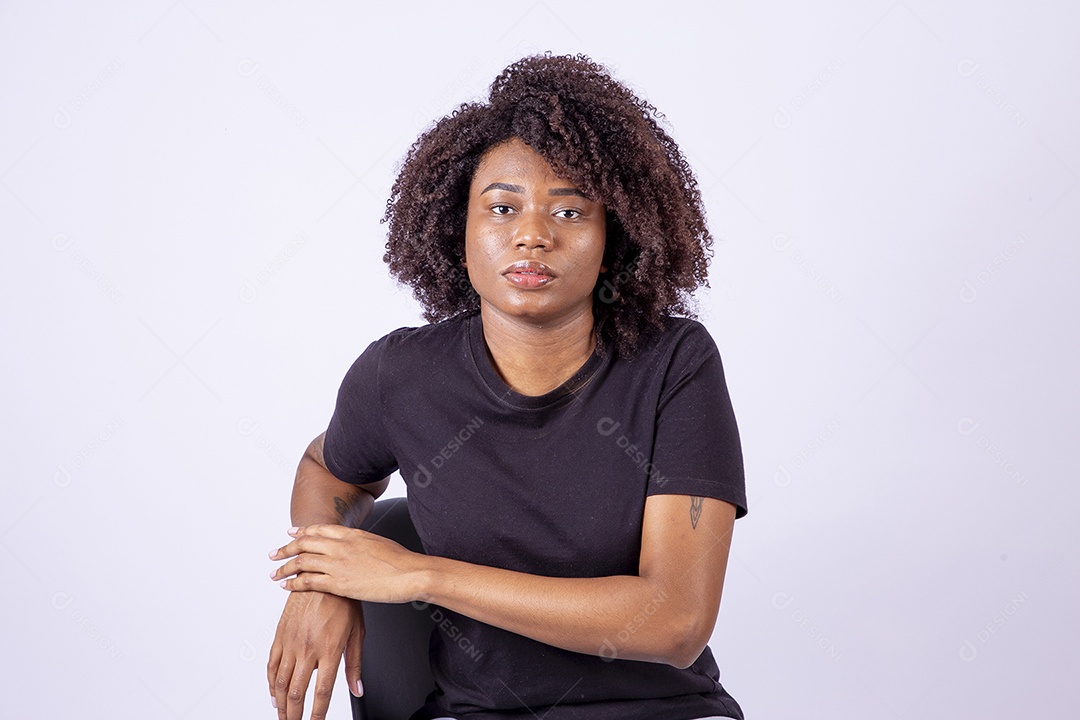 Retrato mulher negra com cabelos cacheados sorridente