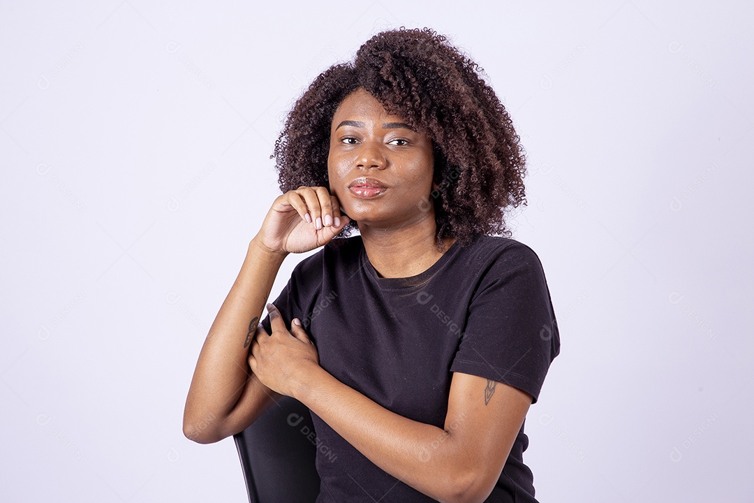 Retrato mulher negra com cabelos cacheados sorridente