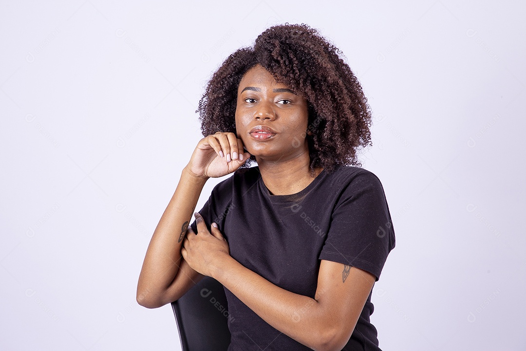 Retrato mulher negra com cabelos cacheados sorridente