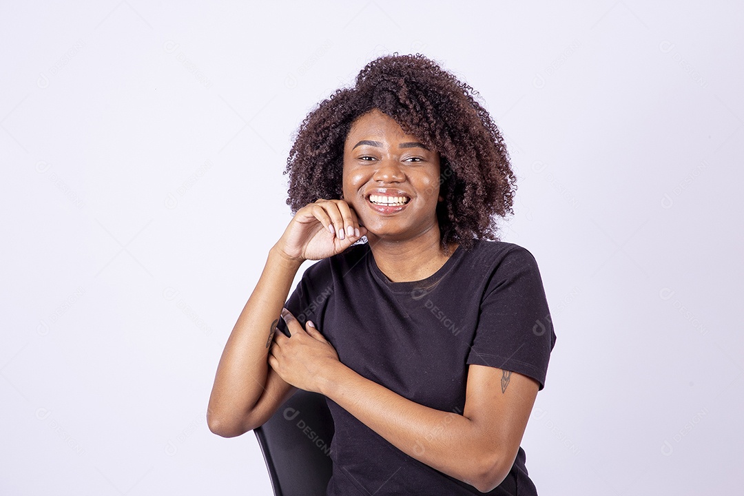 Retrato mulher negra com cabelos cacheados sorridente