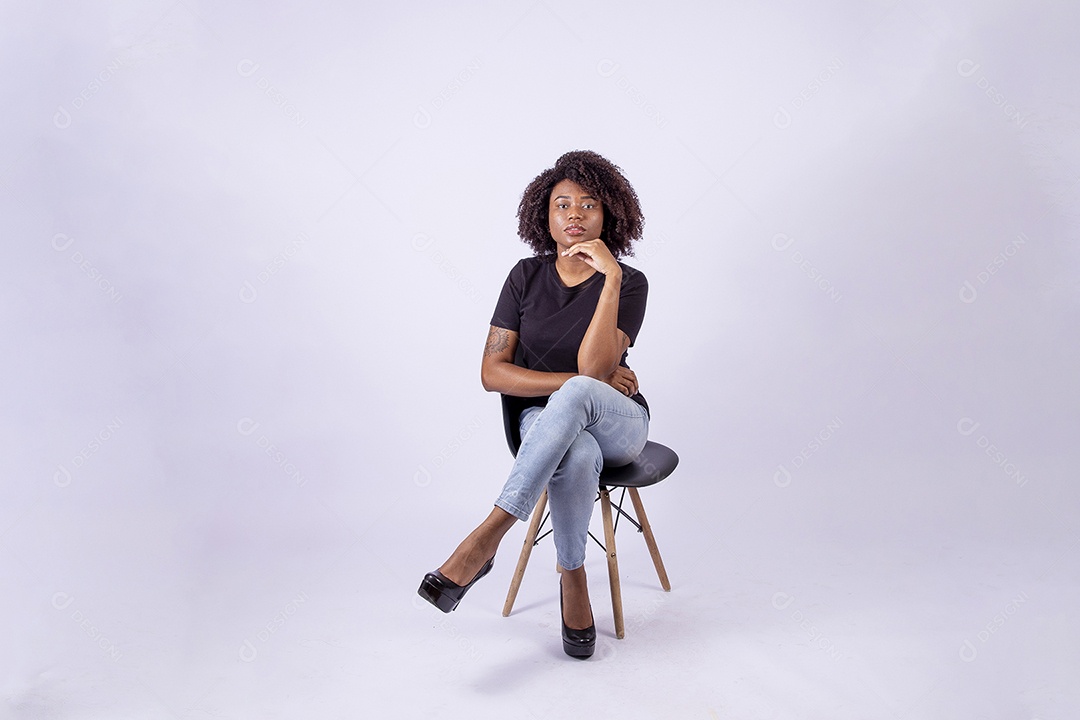 Retrato mulher negra com cabelos cacheados sorridente