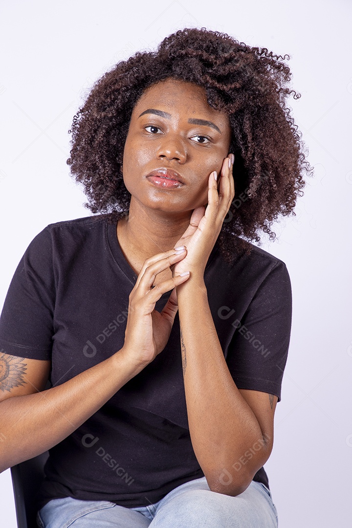 Retrato mulher negra com cabelos cacheados sorridente