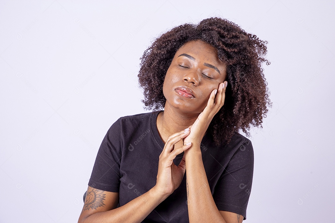 Retrato mulher negra com cabelos cacheados sorridente