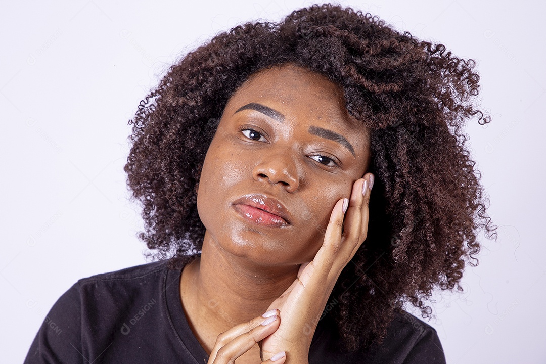 Retrato mulher negra com cabelos cacheados sorridente