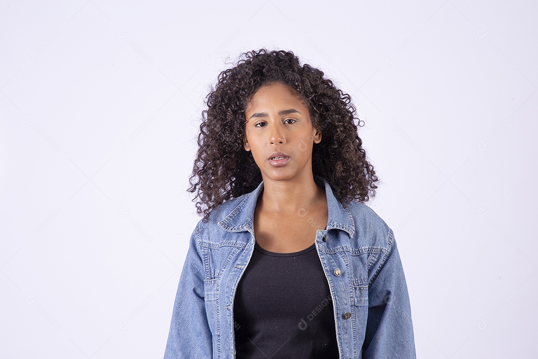 Retrato mulher negra com cabelos cacheados sorridente